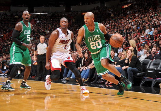 达成桑托斯生涯150球里程碑，内马尔收到俱乐部送的纪念礼物（内马尔迈过桑托斯生涯150球大关，俱乐部献上纪念礼）