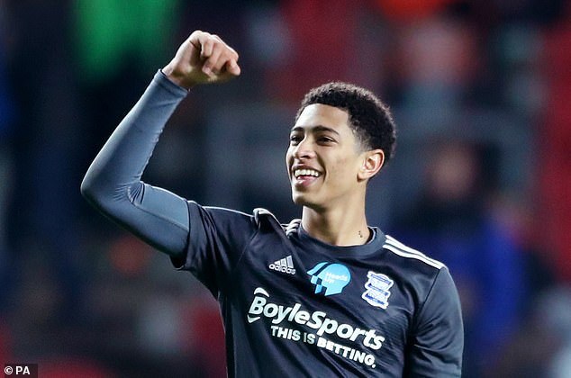 欧冠夺冠赔率：巴萨1赔4.5领跑 皇马利物浦紧追（欧冠夺冠赔率：巴萨1赔4.5居首 皇马、利物浦紧随其后）