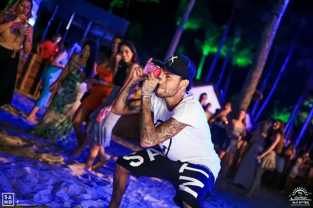 奎因垃圾时间偷袭抢断铁血扣篮，克雷伊奇不满怒喷引发冲突（垃圾时间奎因突袭抢断强硬暴扣，克雷伊奇不满对喷引发冲突）