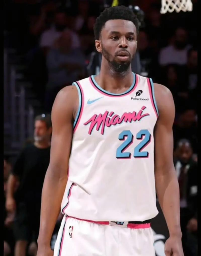 诺伊尔：乌尔比希一定会接替我的位置；我想慢慢考虑未来（诺伊尔：乌尔比希必将接替我；我会从容审视未来）