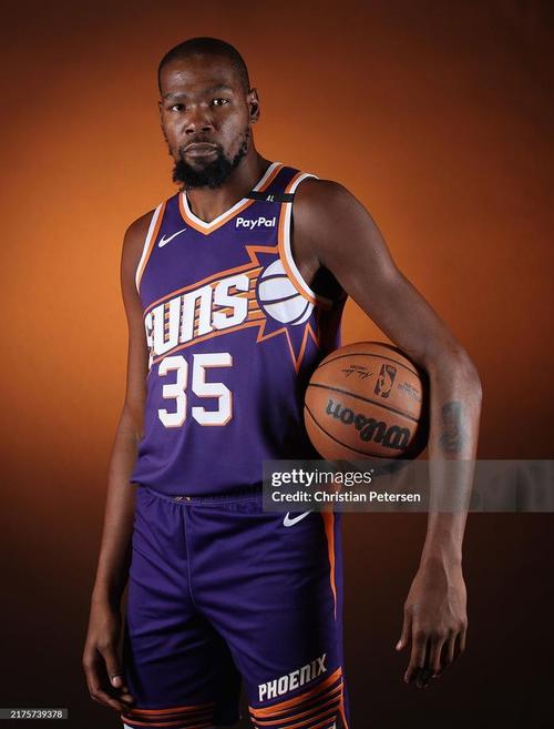 甜点位！哈登持球突然开炮 侧翼三分再度穿针（甜点位出击！哈登持球急停开火，侧翼三分再度命中）