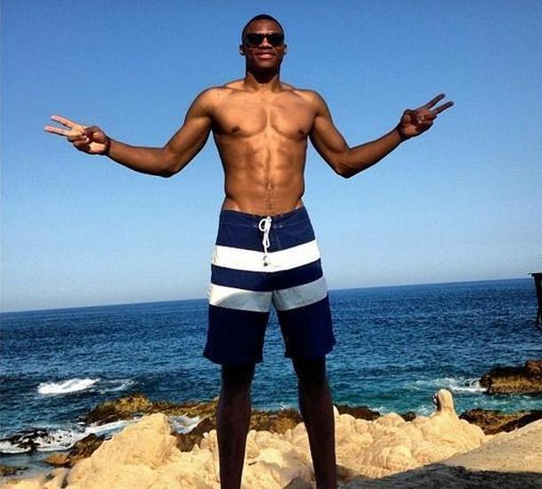 野猫官方：亨斯霍尔将因为小腿伤势缺席对阵跳伞蚁的比赛（野猫队官宣：亨斯霍尔因小腿伤无缘对阵跳伞蚁）