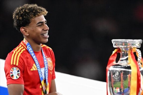 成都金牛公安：蓉城vs河南期间，两名观众做出侮辱性动作被行拘（成都金牛警方通报：蓉城对河南比赛期间，两名观众因侮辱性举动被行拘）