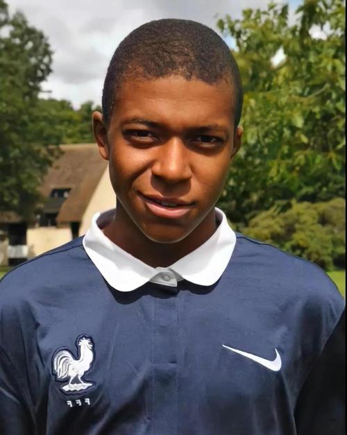 喀麦隆非洲杯大名单：姆伯莫领衔，巴索戈在列，奥纳纳无缘（喀麦隆非洲杯阵容公布：姆伯莫领衔，巴索戈入选，奥纳纳落选）