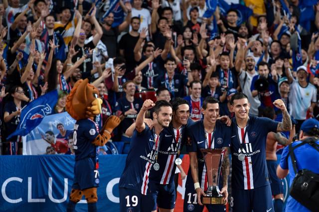 他用表现锁定胜局（凭借出色发挥锁定胜利）