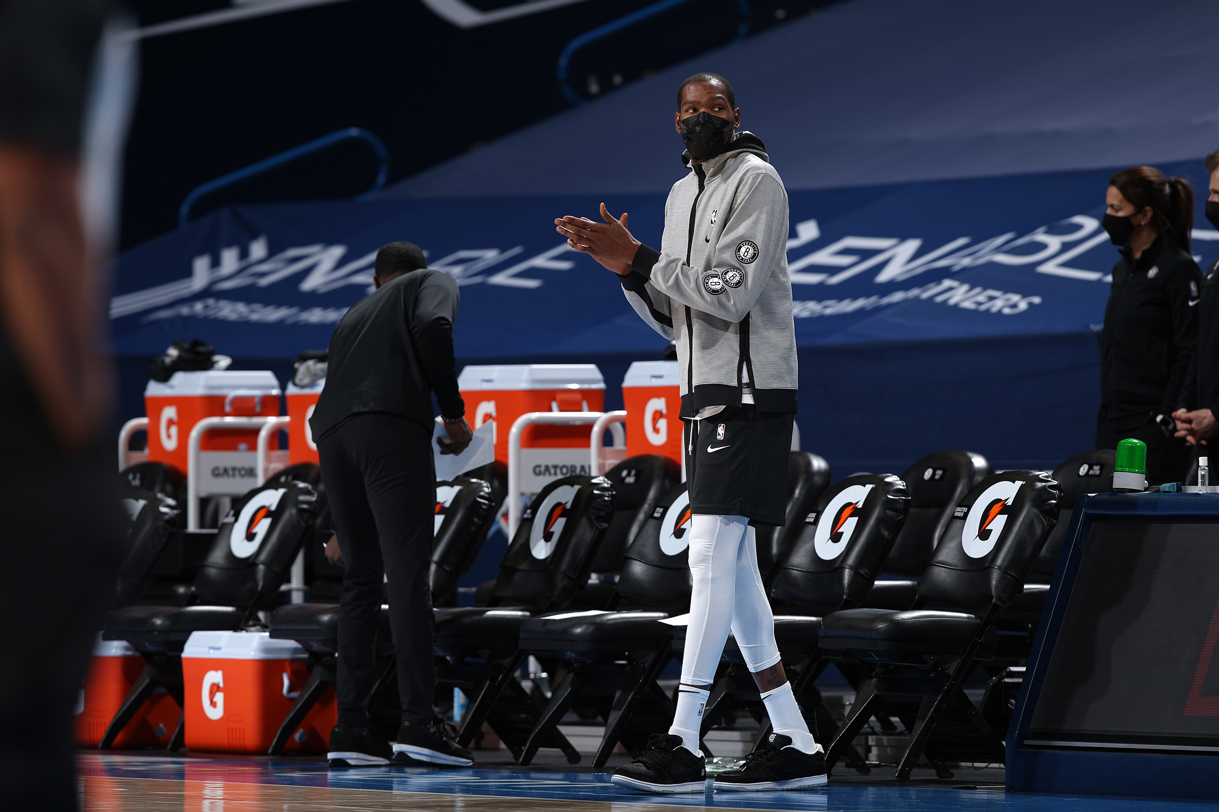 萨勒马克尔斯比赛里与裁判对峙，还被裁判踢了一脚（萨勒马克尔斯赛中与裁判争执，遭裁判一脚踢中）